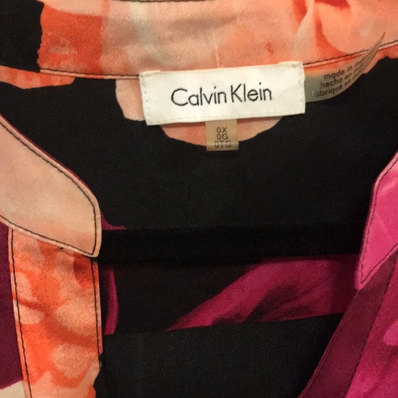 Floral Calvin Klein Blouse. - Picture 2 of 5